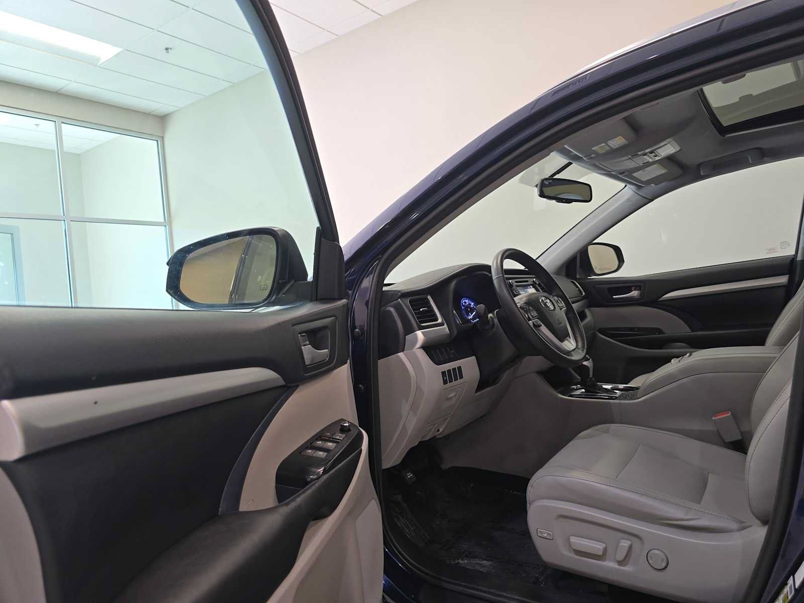 Used 2016 Toyota Highlander XLE AWD/4WD image 23