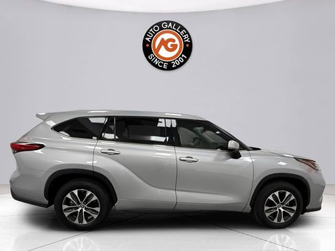 Used 2022 Toyota Highlander XLE FWD image 8