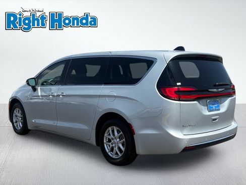 Used 2024 Chrysler Pacifica Touring-L FWD image 4