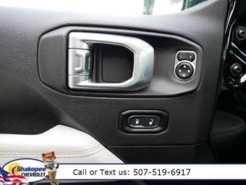 Used 2023 Jeep Gladiator Overland image 11