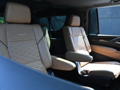 Used 2021 Cadillac Escalade ESV Sport AWD/4WD image 17
