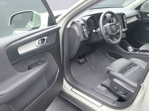 Used 2025 Volvo XC40 B5 Plus image 11