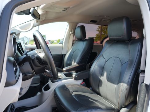 Used 2020 Chrysler Pacifica Touring-L Plus w/ Advanced Safetytec Group FWD image 12