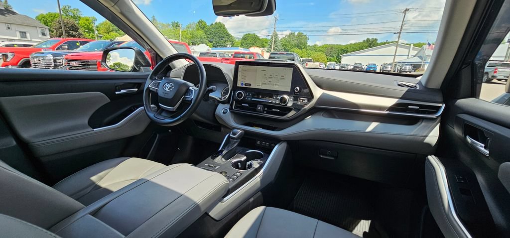 Used 2023 Toyota Highlander XLE AWD/4WD image 19
