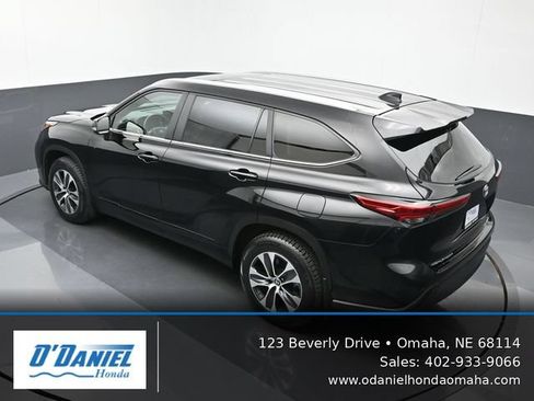 Used 2023 Toyota Highlander XLE AWD/4WD image 15