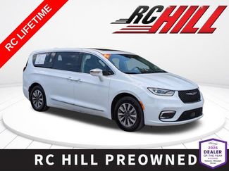 Used 2022 Chrysler Pacifica Limited w/ Uconnect Theater Family Group FWD video 1