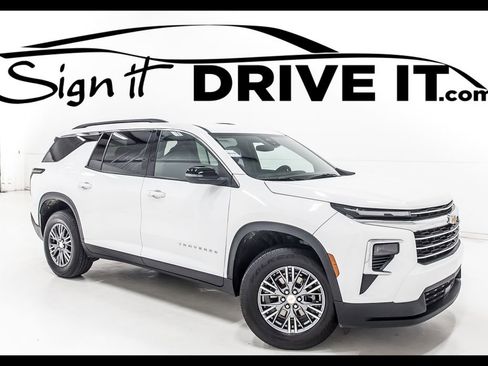 Used 2025 Chevrolet Traverse LT FWD image 1
