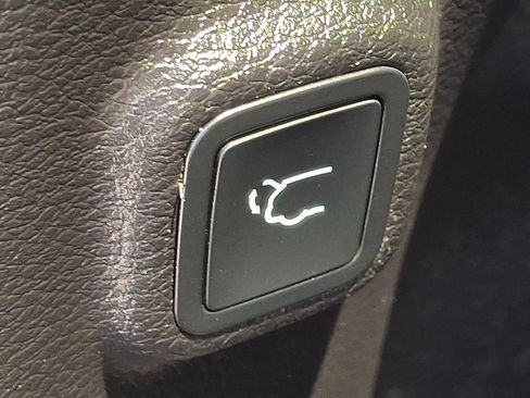 Used 2019 Jeep Cherokee Limited w/ Technology Group AWD/4WD image 29