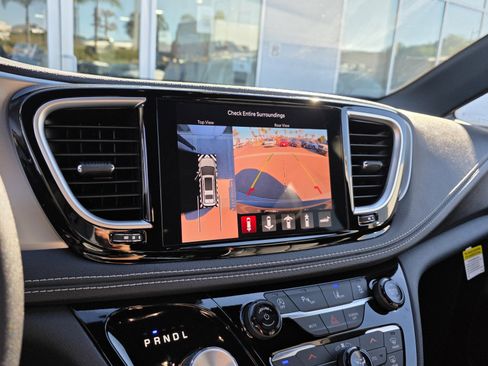 New 2026 Chrysler Pacifica Limited image 14