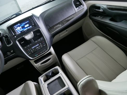 Used 2014 Chrysler Town & Country Touring-L w/ Driver Convenience Group FWD image 11