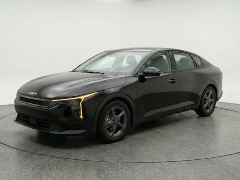 Used 2025 Kia K4 LXS image 2