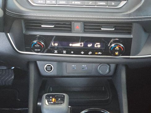 Used 2023 Nissan Rogue SV image 18