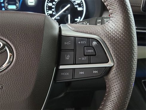 Used 2024 Toyota Sienna Platinum image 31