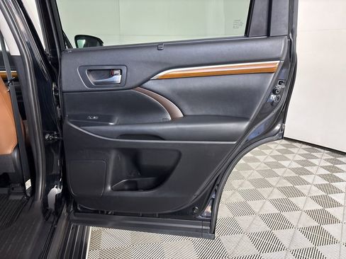 Used 2019 Toyota Highlander Limited Platinum FWD image 30