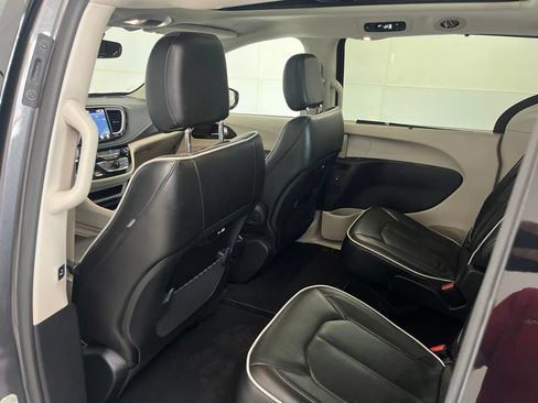 Used 2023 Chrysler Pacifica Limited FWD image 27