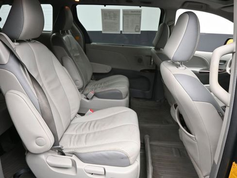 Used 2013 Toyota Sienna XLE image 9
