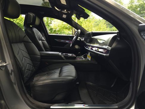Used 2023 BMW i7 xDrive60 AWD/4WD image 33