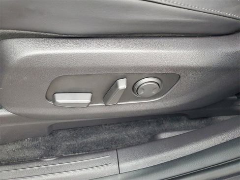 Used 2023 Kia Carnival LX image 7