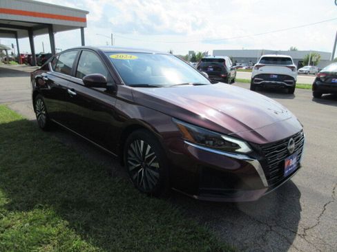 Used 2024 Nissan Altima 2.5 SV w/ SV Premium Package image 8