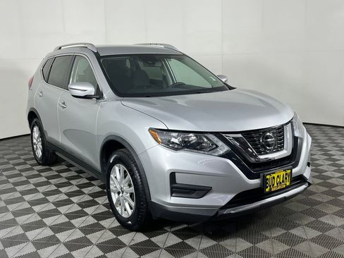 Used 2020 Nissan Rogue SV image 3
