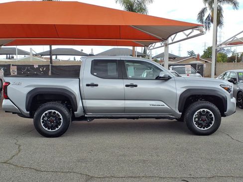 Certified 2025 Toyota Tacoma TRD Off-Road AWD/4WD image 3