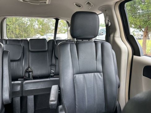Used 2014 Chrysler Town & Country Touring image 13