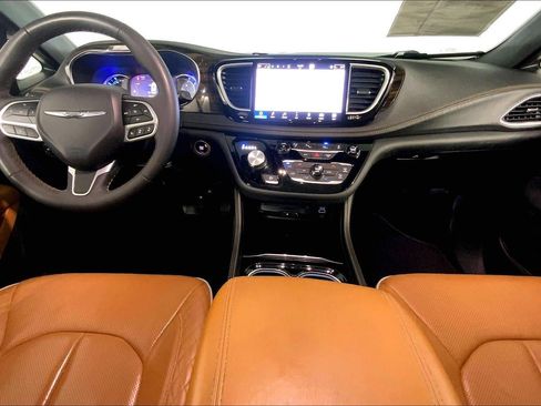 Used 2023 Chrysler Pacifica Pinnacle FWD image 15