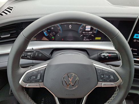New 2025 Volkswagen Tiguan SE image 10