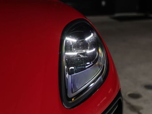 Certified 2025 Porsche Macan AWD/4WD image 11
