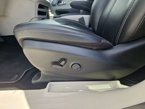 Used 2024 Chrysler Pacifica Touring-L FWD image 10