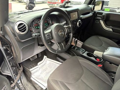 Used 2018 Jeep Wrangler Sahara w/ Connectivity Group AWD/4WD image 14