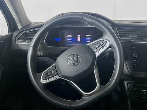 Used 2022 Volkswagen Tiguan SE w/ Panoramic Sunroof Package image 17