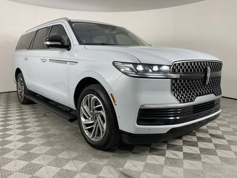 Used 2025 Lincoln Navigator L Reserve AWD/4WD image 12