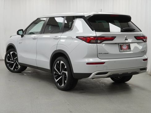 Used 2023 Mitsubishi Outlander SE image 17