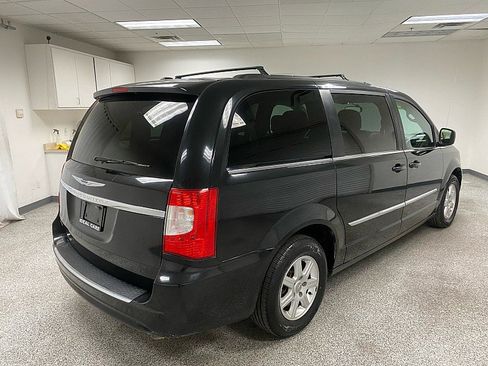 Used 2012 Chrysler Town & Country Touring image 5