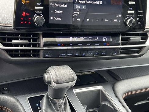 Used 2022 Toyota Sienna XSE w/ XSE Plus Package image 32