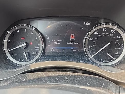 Used 2021 Toyota Highlander XLE AWD/4WD image 2