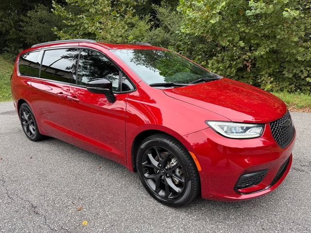 Used 2025 Chrysler Pacifica Limited FWD image 4