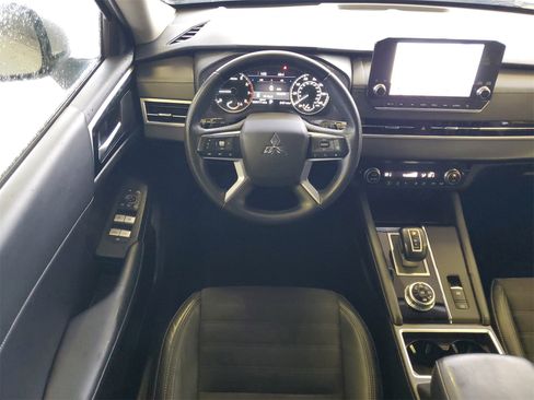 Used 2023 Mitsubishi Outlander SE image 25