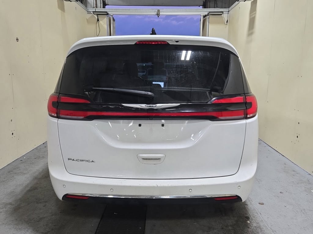 Used 2024 Chrysler Pacifica Touring-L FWD image 14
