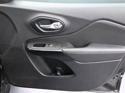 Used 2023 Jeep Cherokee Altitude Lux image 32