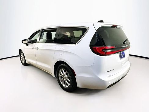 Used 2024 Chrysler Pacifica Touring-L image 6