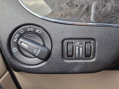 Used 2016 Chrysler Town & Country Touring image 11