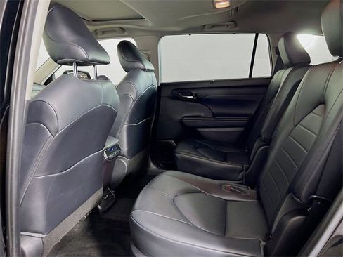 Used 2021 Toyota Highlander XLE image 21