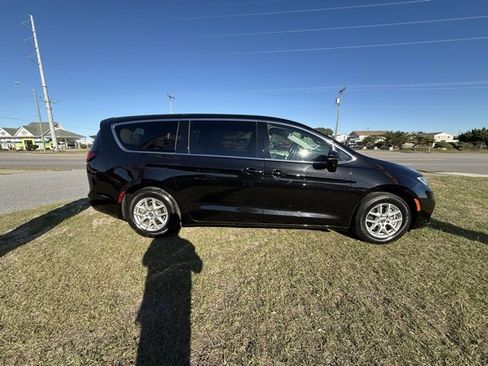 Certified 2024 Chrysler Pacifica Touring-L image 8