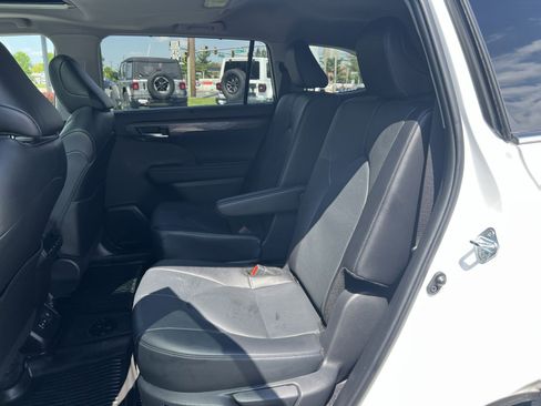 Used 2024 Toyota Highlander Limited AWD/4WD image 32