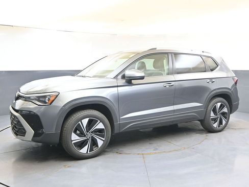 Used 2025 Volkswagen Taos SE AWD/4WD image 2