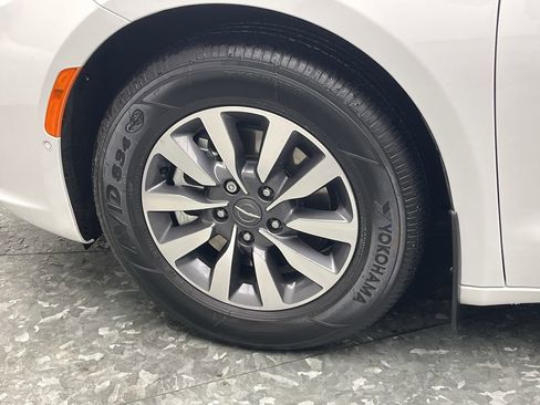 Used 2022 Chrysler Pacifica Limited w/ Uconnect Theater Family Group image 38