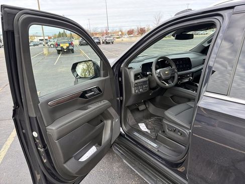 New 2026 Chevrolet Suburban LT image 9