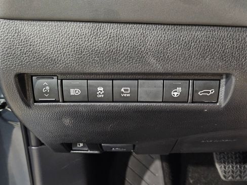 Used 2023 Toyota Venza Limited image 25